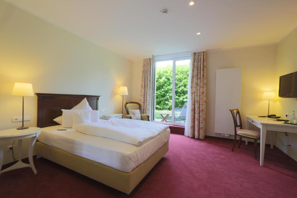 萨尔斯塔特古德库克酒店的酒店客房设有一张大床和一张书桌。