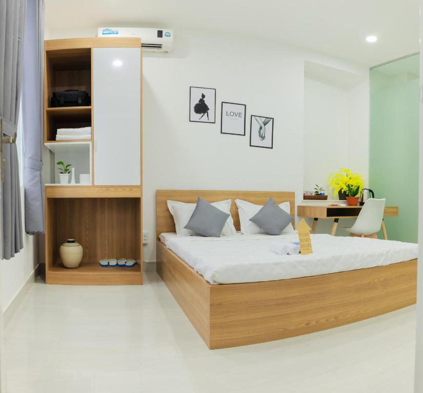 胡志明市Hello SaiGon Homestay的一间卧室配有一张床和一张书桌