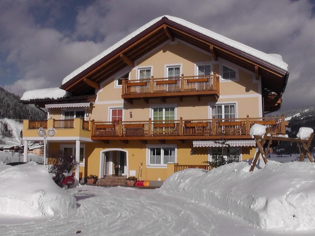 弗拉绍Haus Maier的一座位于滑雪场的大型房屋,设有阳台