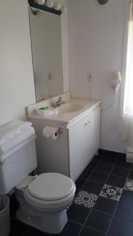 蒙特贝罗Motel Shantik的浴室配有白色卫生间和盥洗盆。