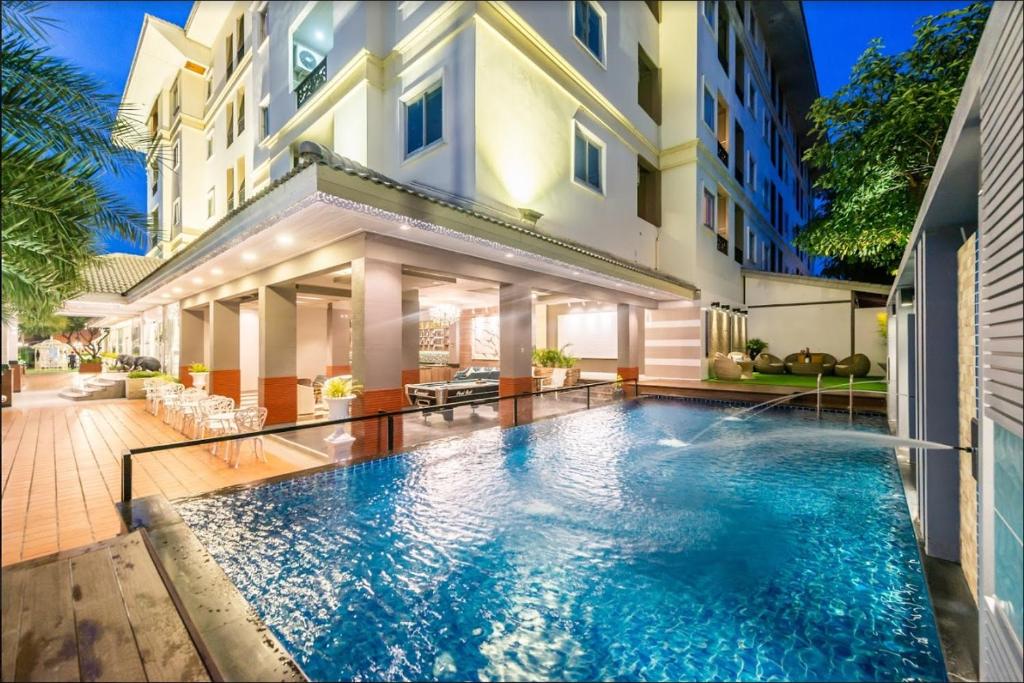 Ban Khlong Bang KrathiamPatra Luxury Hotel Suvarnabhumi的大楼前的游泳池