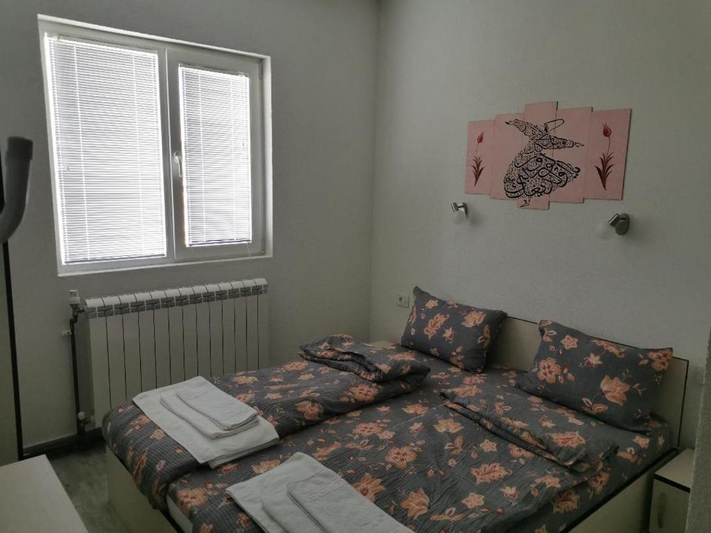 贝罗沃Diva Kompani Rooms的客厅配有沙发和1张床