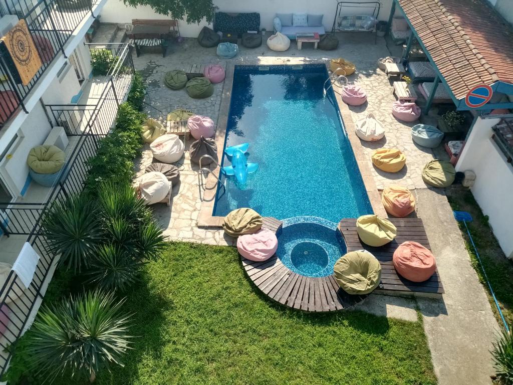 瓦尔瓦拉Zen Hotel Varvara的后院游泳池的顶部景色