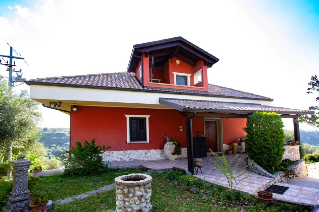 ParavatiB&b Villa Santa Sofia by holidayngo的一座带屋顶的红色小房子