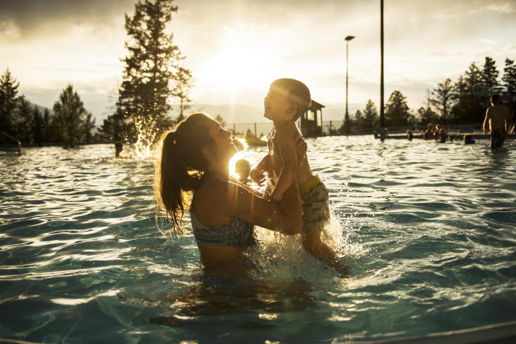 费尔蒙特温泉Fairmont Hot Springs Resort的水中的妇女和儿童