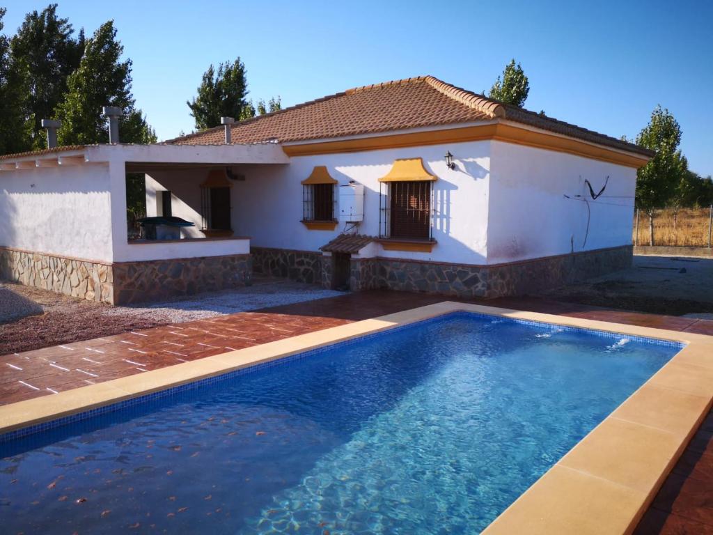 阿尔加尔San Nicolás的别墅前设有游泳池