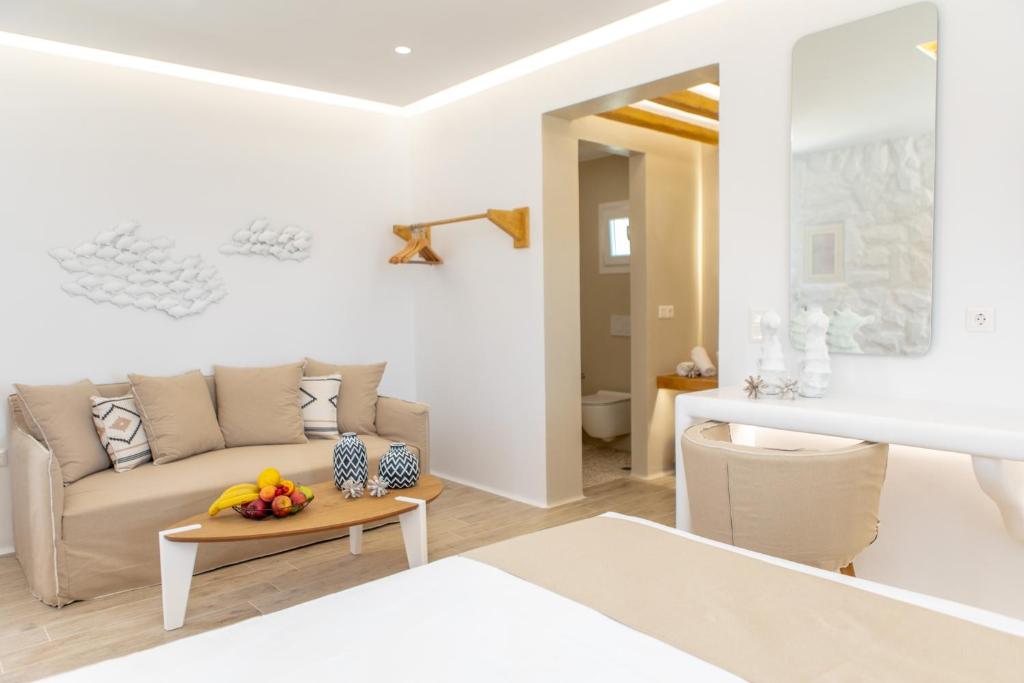 布拉卡Angeliki Apartments的白色的客厅配有沙发和桌子