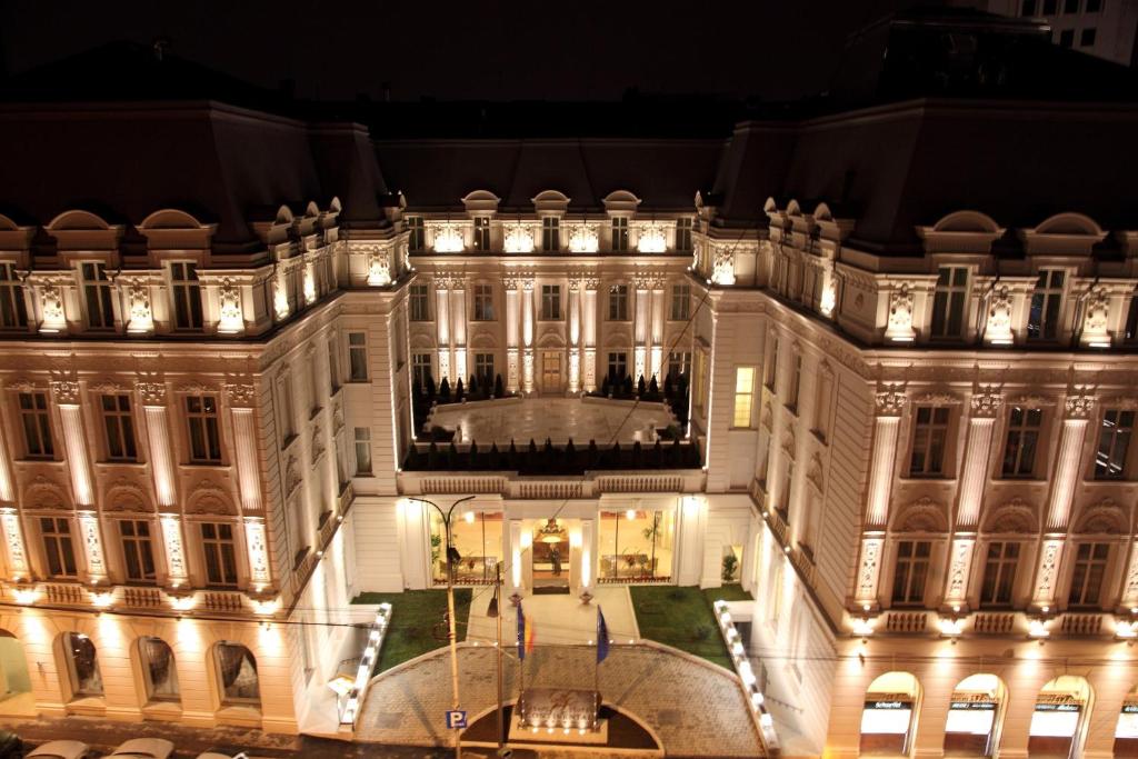布加勒斯特大陆酒店的夜间从空中欣赏大楼的景色
