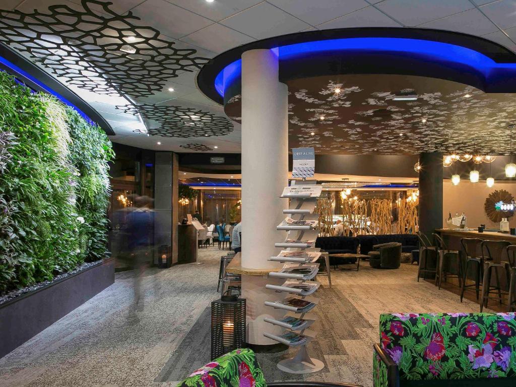 梅里尼亚克波尔多机场美居酒店的购物中心,里面装有鞋柱