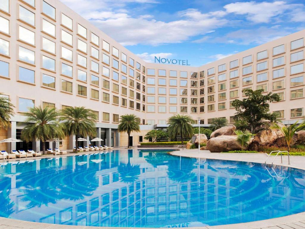海得拉巴Novotel Hyderabad Convention Centre的享有带大型游泳池的创新酒店的景致