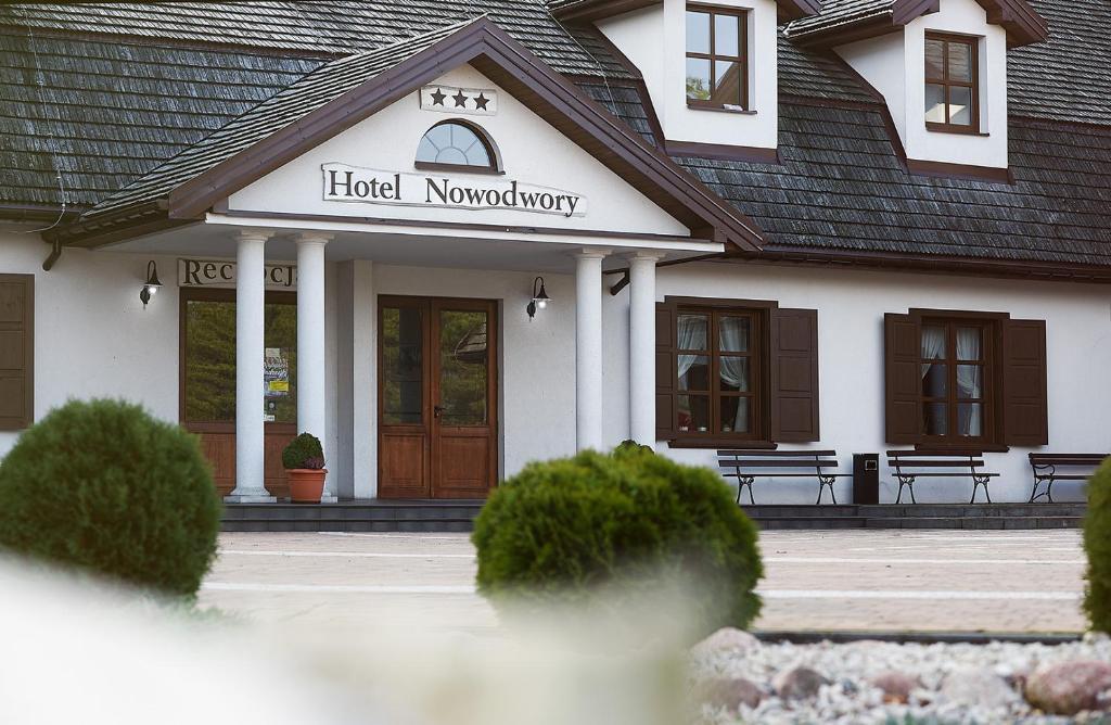 切哈诺维茨Hotel Nowodwory的一座拥有酒店专卖标志的建筑