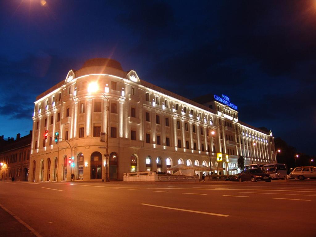 锡比乌大陆酒店的街上的一座灯火通明的建筑