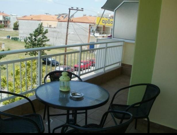 帕拉利亚卡泰里尼斯Villa Marili的街景阳台配有桌椅