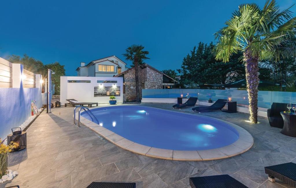 布尔扎克Molnar Resort Villa Mimoza & Apartment Nea的庭院内的游泳池,带庭院