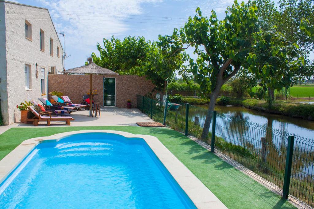 代尔特布雷Paradise Ebro 2的一座房子旁的院子内的游泳池