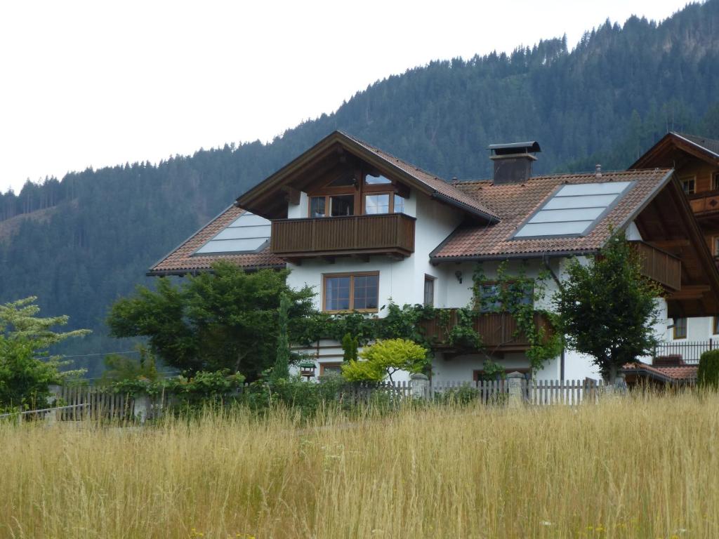ThurnFerienwohnung Mayr的屋顶上设有太阳能电池板的房子