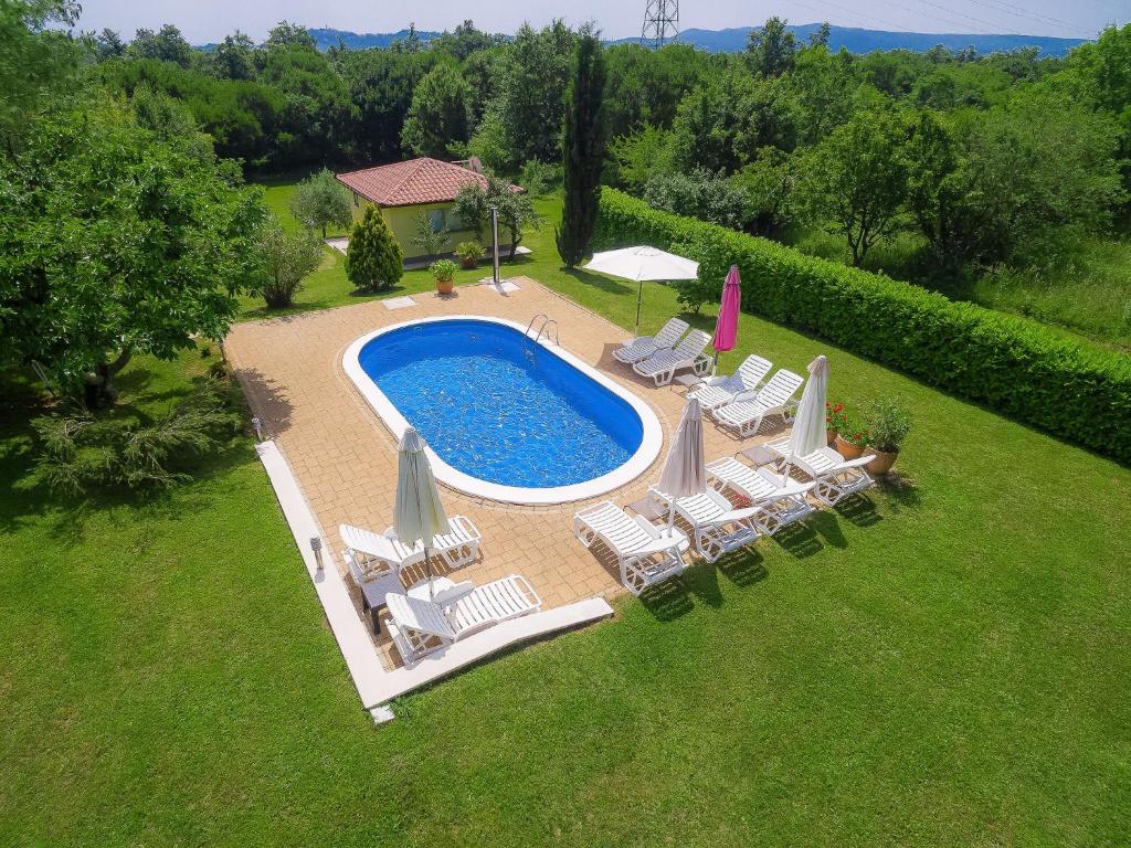 VinežHoliday Home Lucija by Interhome的享有带椅子和遮阳伞的游泳池的上方景色