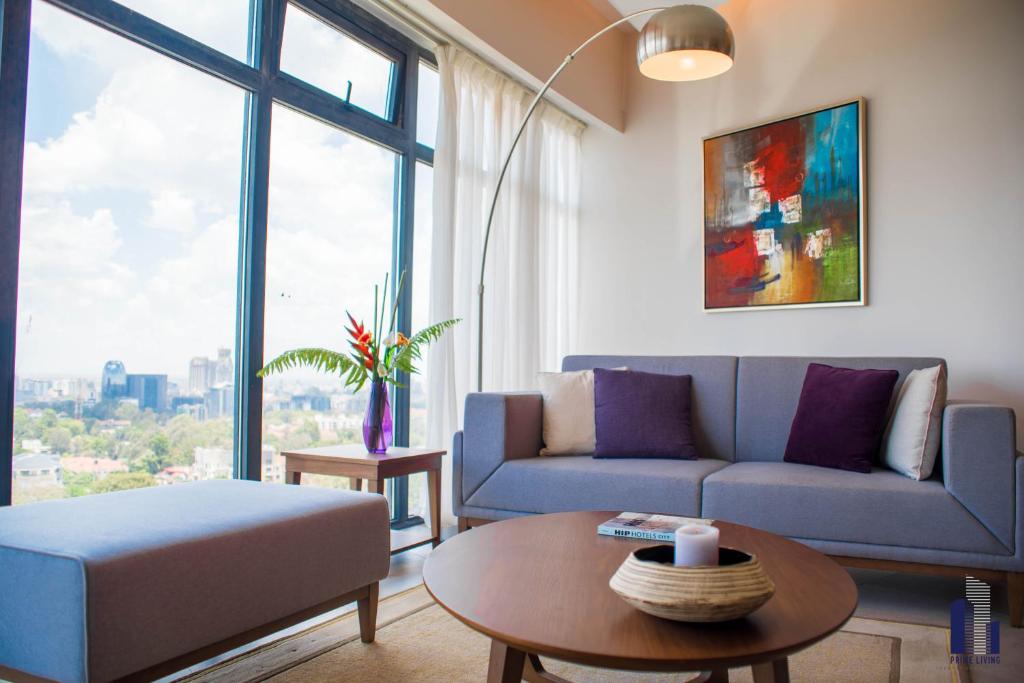 内罗毕Prime Living Luxury Apartments的客厅配有沙发和桌子