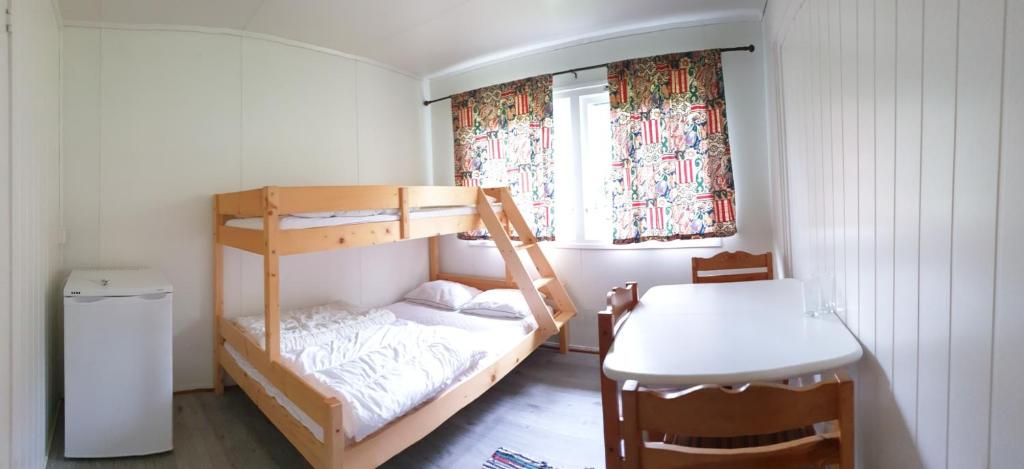IsfjordenRomsdalseggen Camping的小房间设有双层床和桌子