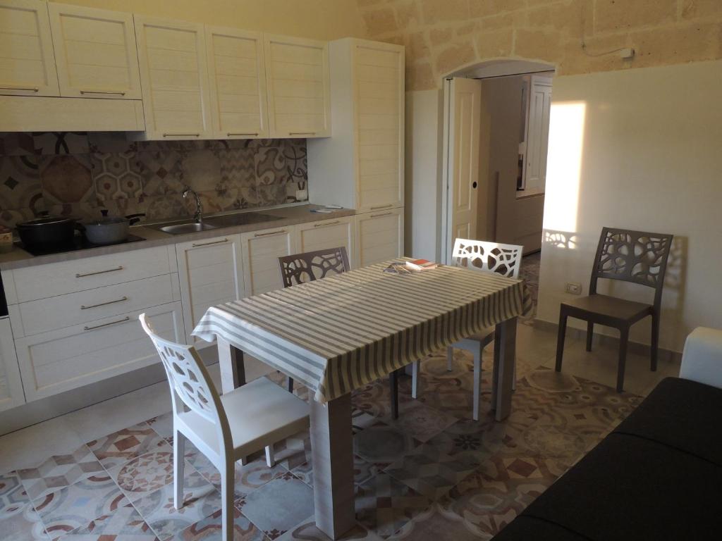 马萨夫拉Le Tre Meraviglie的一间厨房,里面配有桌椅
