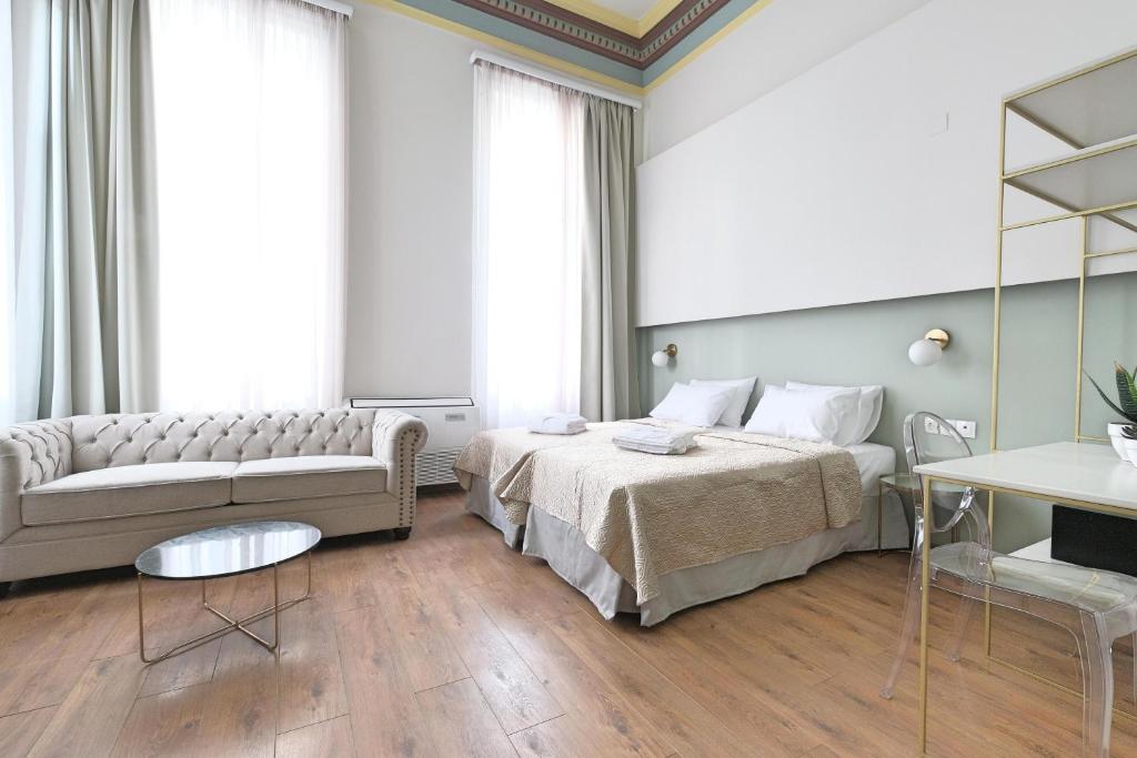 希俄斯Agora Residence的客厅配有床和沙发