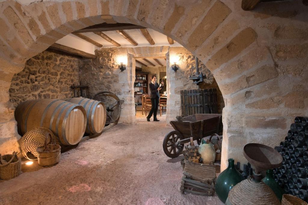 马尔萨拉Hotel Baglio Oneto dei Principi di San Lorenzo - Luxury Wine Resort的站在酒桶里的人