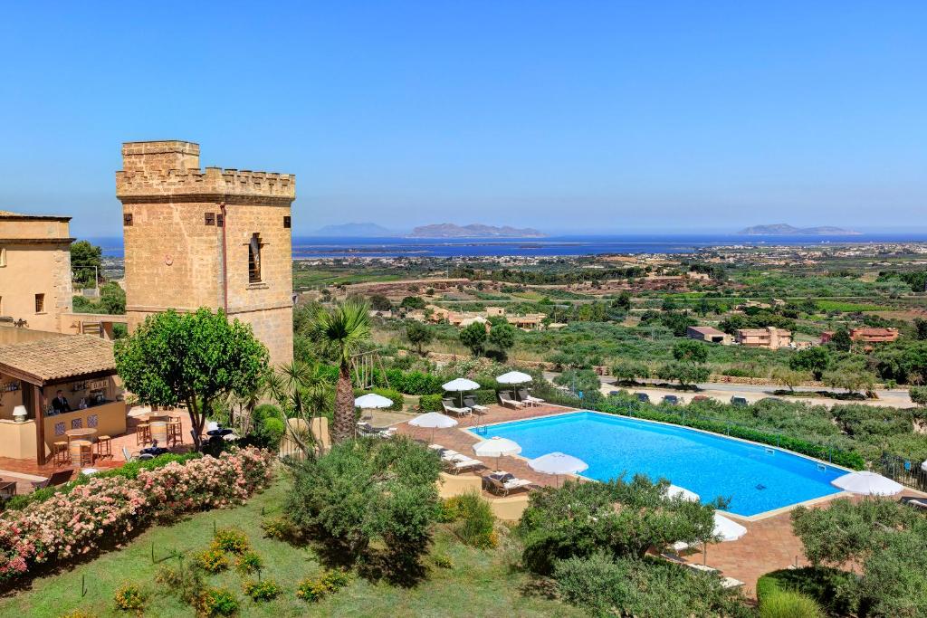 马尔萨拉Hotel Baglio Oneto dei Principi di San Lorenzo - Luxury Wine Resort的享有带游泳池的别墅的外部景致