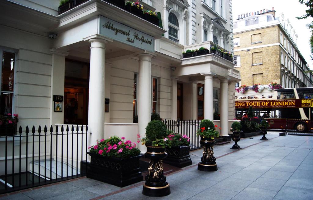 伦敦Aspen Hotel的前面有盆栽植物的建筑