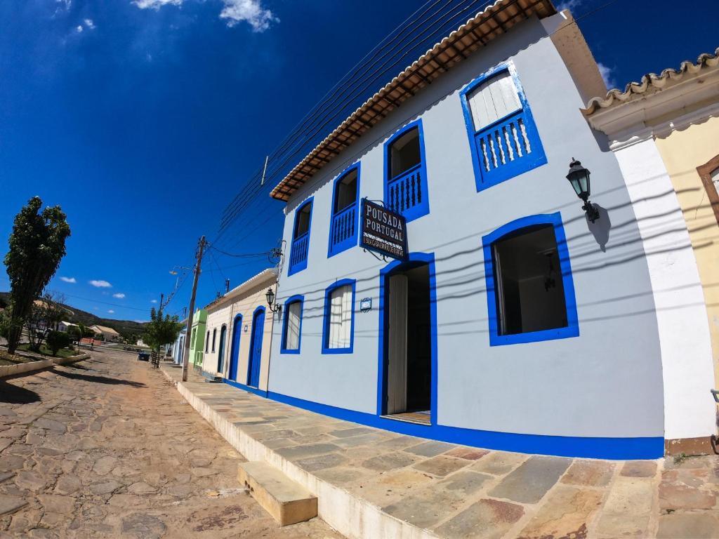 里奥迪孔塔斯Pousada Portugal的街上的蓝色和白色建筑