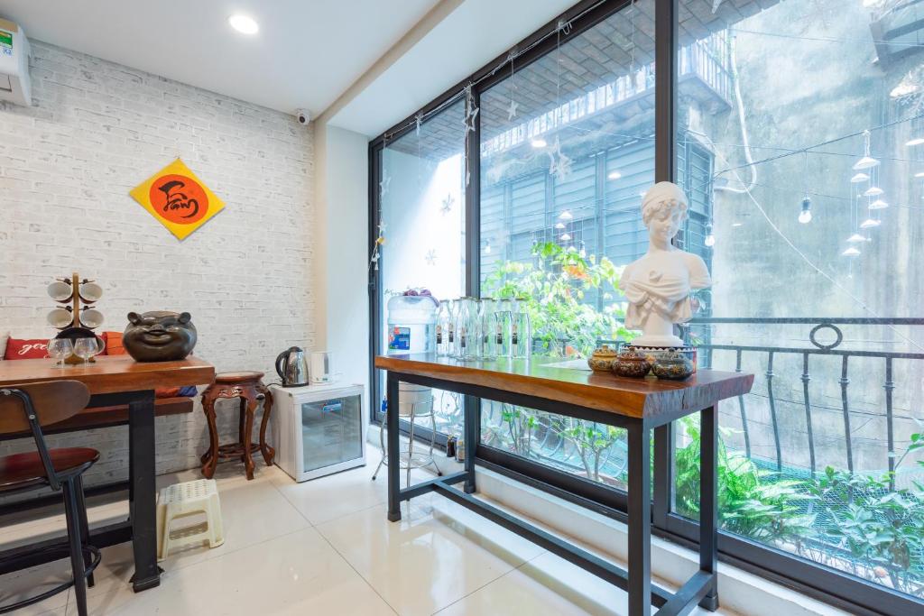 河内豆腐之家公寓 - 一个叫做家的地方的一间设有一张桌子的房间,上面有雕像