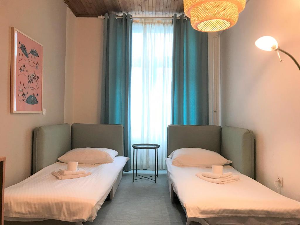 卢布尔雅那RTV Central S-Room的带窗户的客房内的两张床