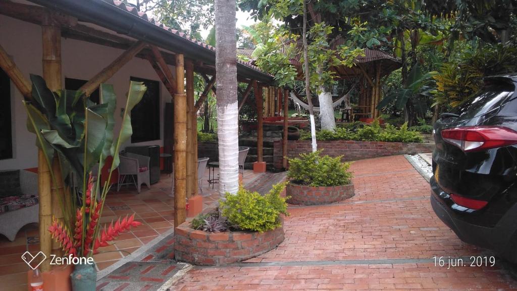 拉米萨Casa guadua piscina privada的停在植物屋前的汽车