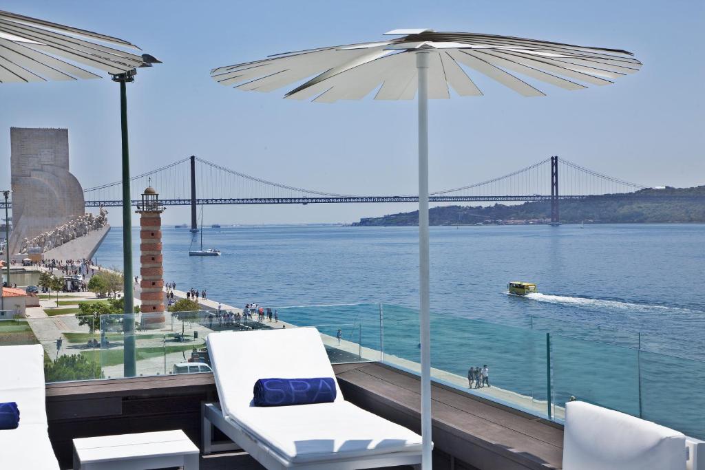 里斯本Altis Belem Hotel & Spa, a Member of Design Hotels的享有水景和桥景的阳台