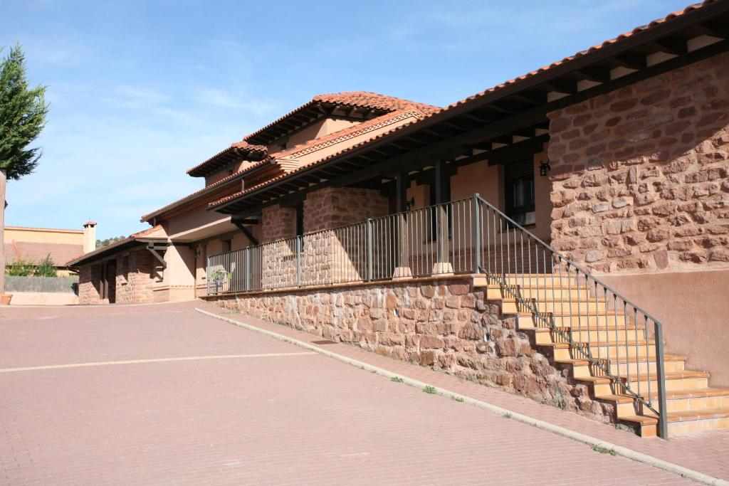 CorduenteCASA RURAL MIRALTAJO的砖砌的建筑,有楼梯和石墙