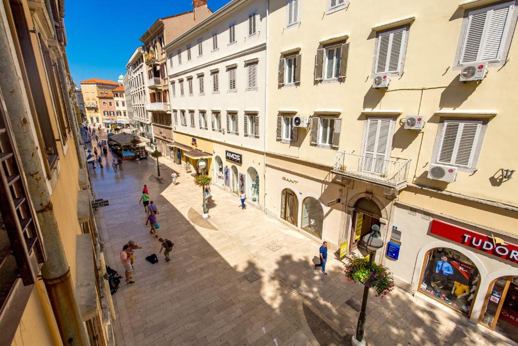 里耶卡InCenter Apartments Rijeka的享有城市街道上方建筑的景致
