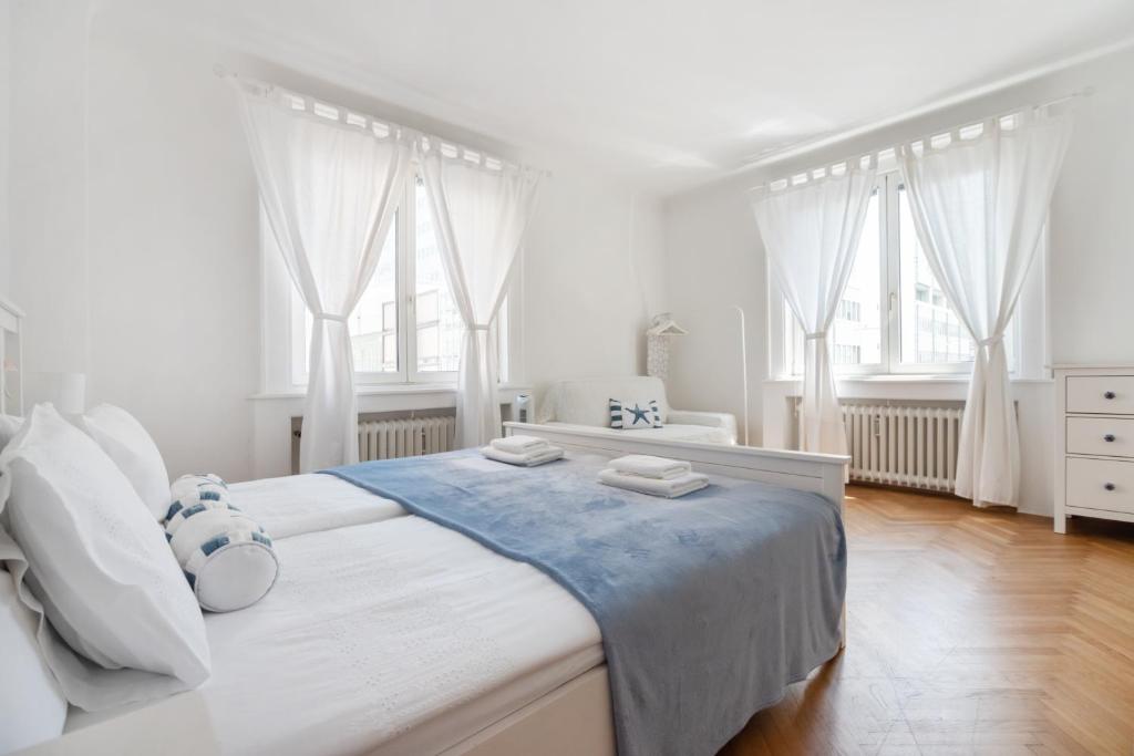 维也纳阿尔加维市中心奥佩拉大街公寓的白色卧室设有大床和窗户