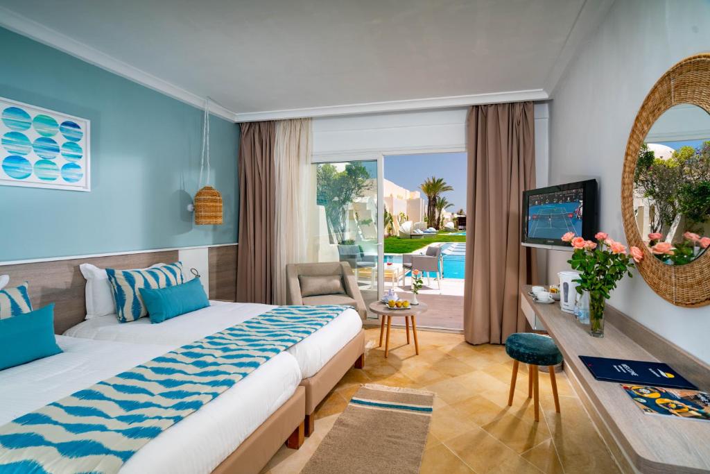 乌姆苏克Ulysse Djerba Thalasso & SPA的一间卧室配有一张床,享有游泳池的景色