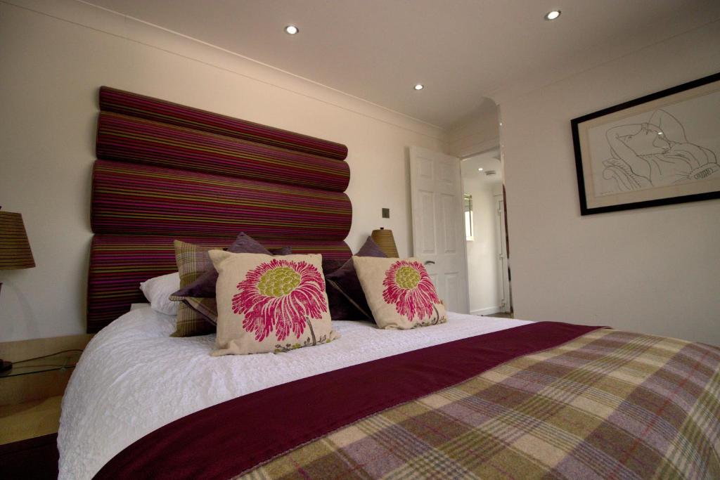 贝尔斯希尔The Marlfield的一间卧室配有一张带两个枕头的床