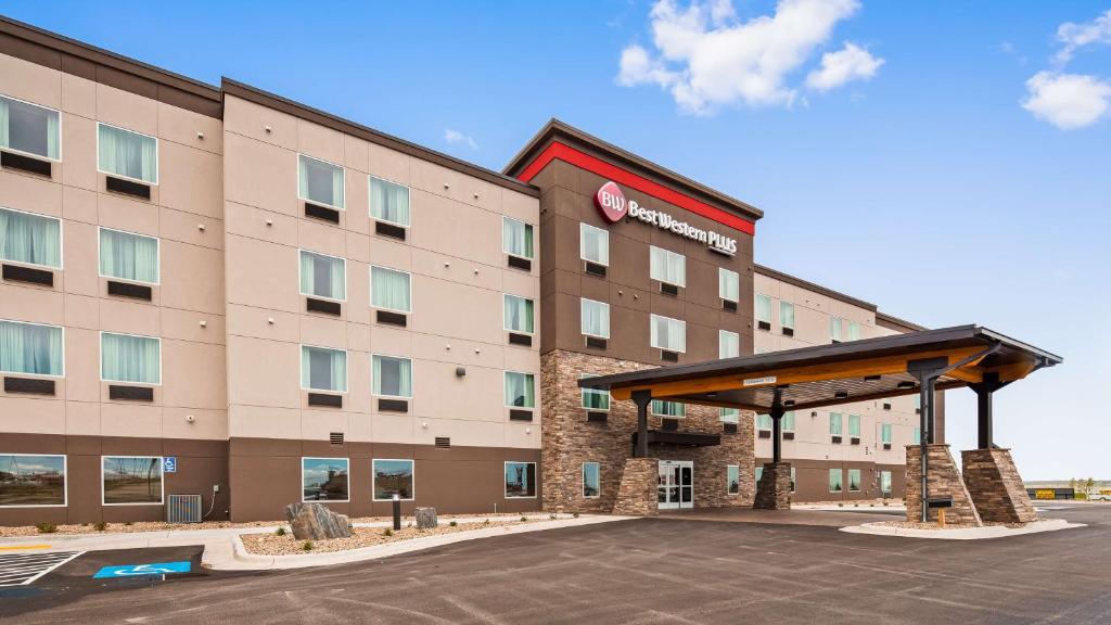 拉皮德城Best Western Plus Rapid City Rushmore的前面有一个停车位的酒店