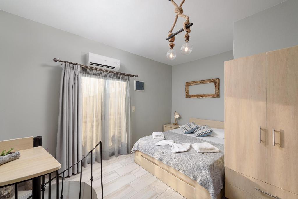 马塔拉Ageliki Studio的一间卧室配有一张床、一张书桌和一个窗户。