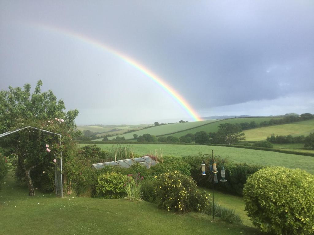 克雷迪顿North Hollacombe Farm的院子上空的彩虹