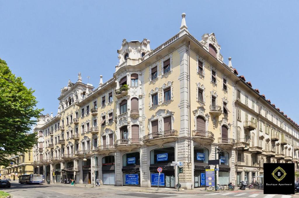都灵Boutique Apartment Glamour Torino的一条城市街道上的白色大建筑
