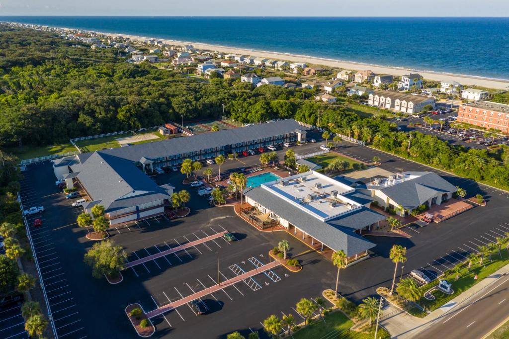 费南迪纳比奇Ocean Coast Hotel at the Beach Amelia Island的享有度假胜地的空中景致,设有停车场和海滩