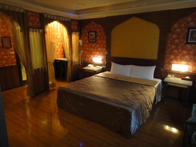 斗六市星辰庭園汽車旅館的一间卧室,卧室内配有一张大床