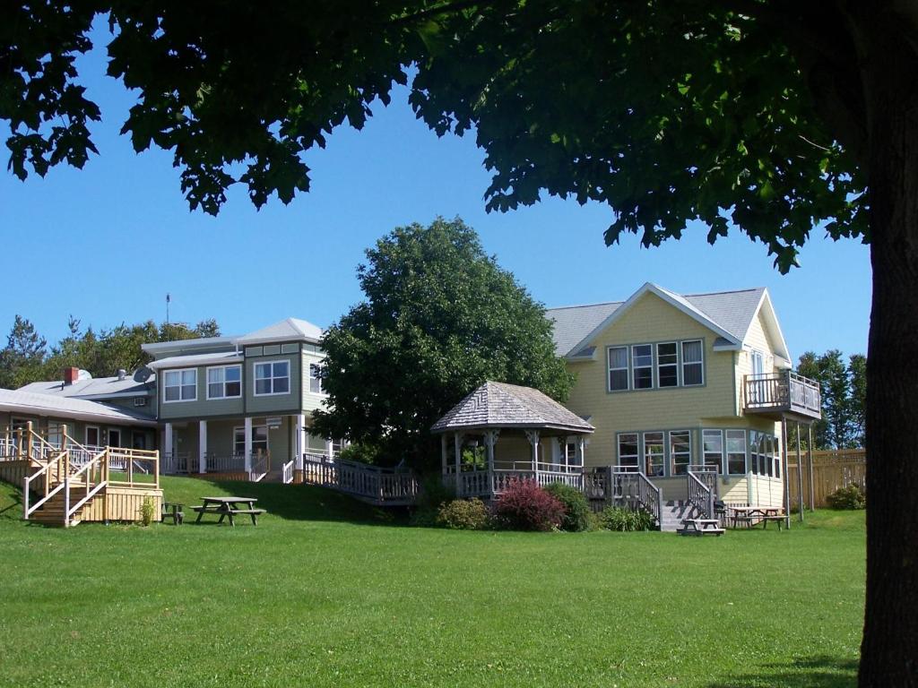 卡文迪西维斯塔湾酒店的院子里设有野餐桌的大房子