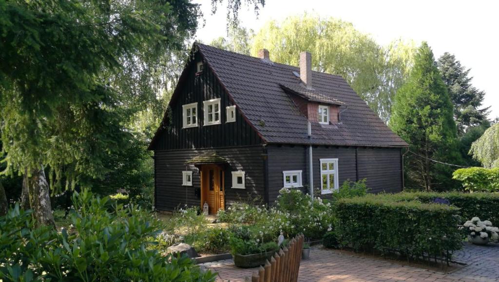 乌斯拉尔"Haus am Knobben"的黑白房子,带花园