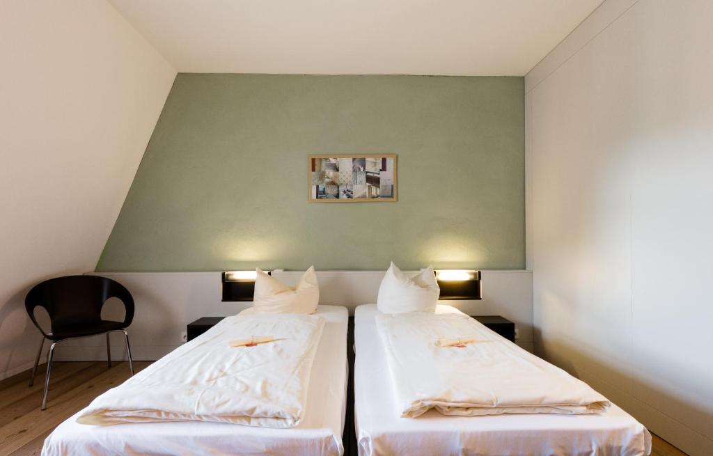 EttersburgSchloss Ettersburg Weimar的绿墙客房的两张床