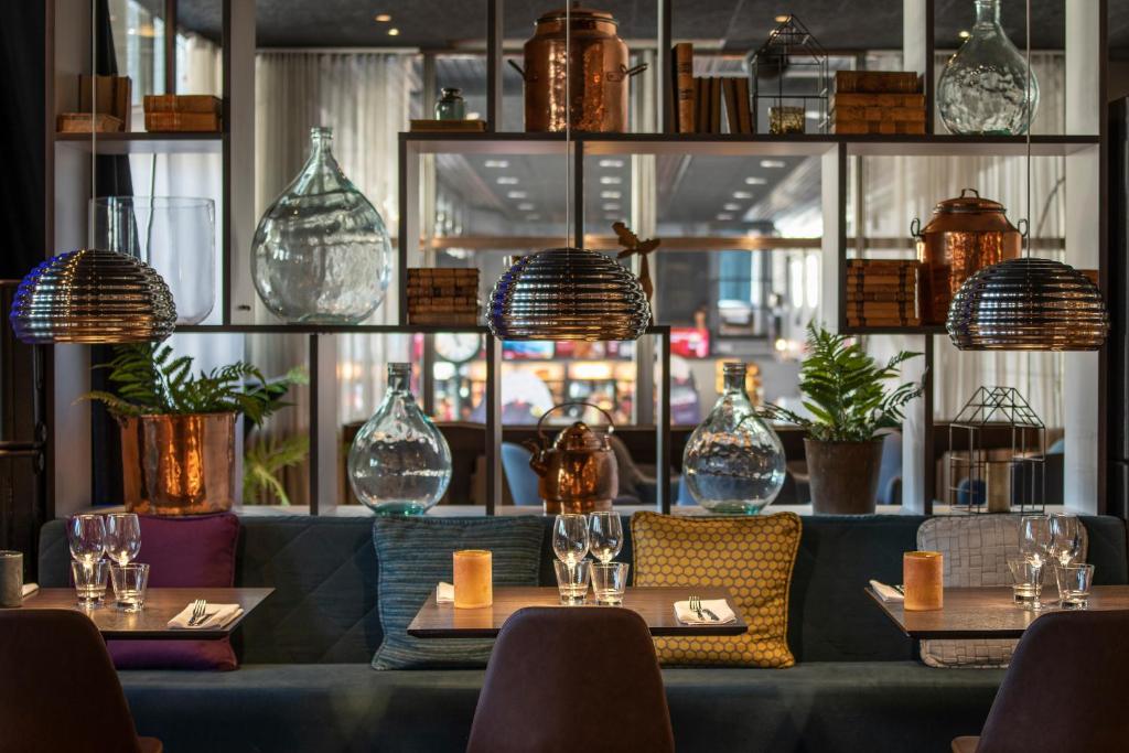 松兹瓦尔松兹瓦尔品质酒店的餐厅设有桌椅和玻璃花瓶