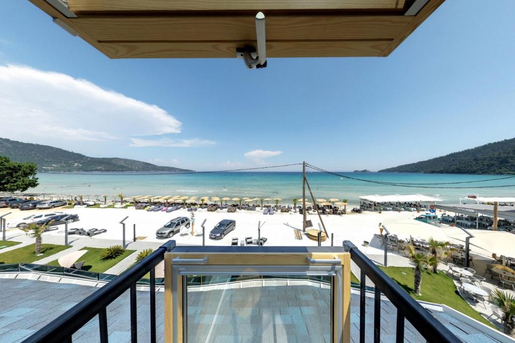斯卡拉伯塔麦斯Barocco Wave Hotel的享有海滩和海洋景致的阳台