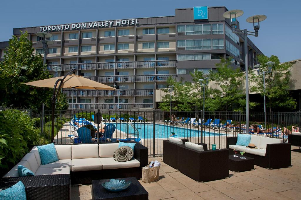 多伦多多伦多当谷套房酒店的一个带有沙发的游泳池的酒店和一家酒店